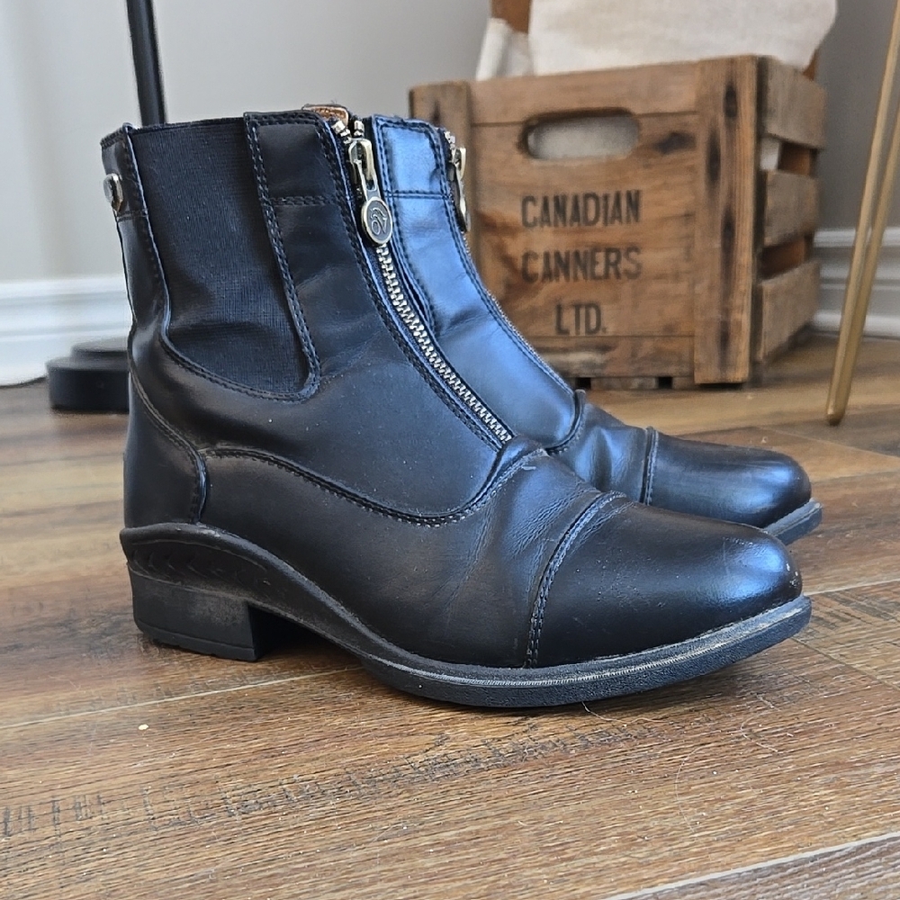 Black Ankle Boots with Zipper Closure and Rounded Toe